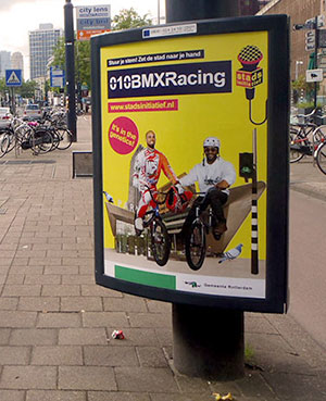 Een poster van Het Stadsinitiatief is te zien op de Coolsingel in Rotterdam